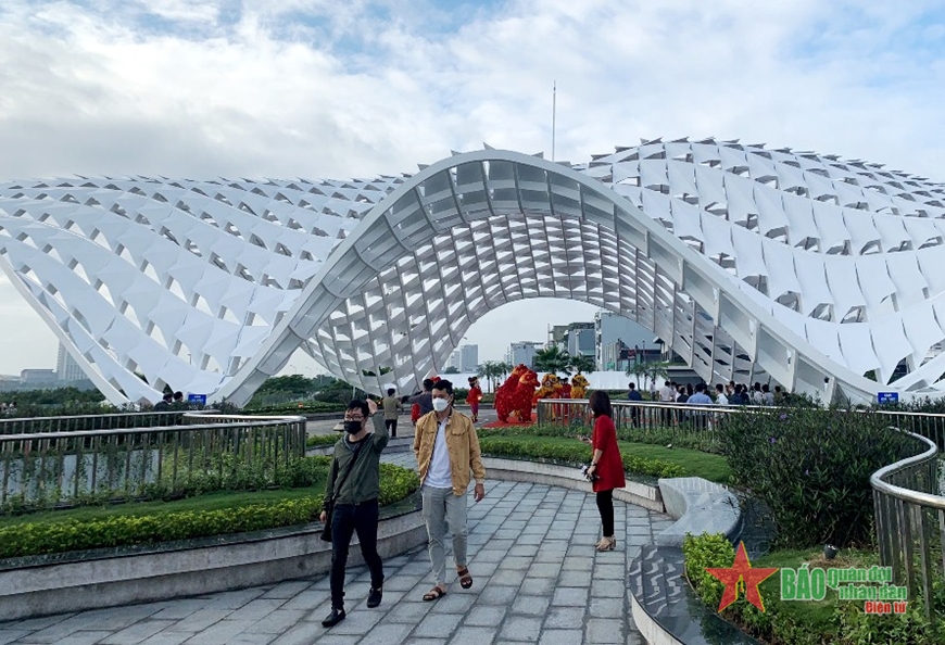 Người dân tham quan Vườn tượng APEC mở rộng.